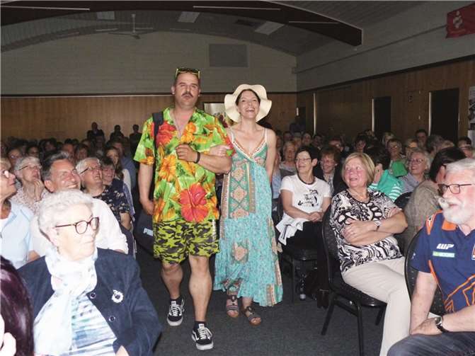 Torsten und seine Jaqueline auf dem Weg zu ihrem Traumschiff (durch die Beller Gemeindehalle).