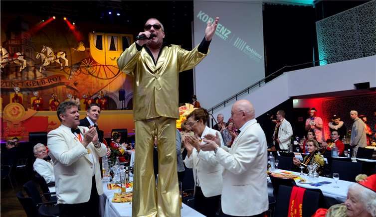 Torty de Banana sang Oldies auf den Tischen der Rhein-Mosel-Halle.