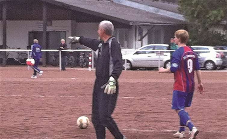 „Torwart-Oldie`s Harald Kowalski im Vordergrund zusammen mit Niklas Häusler. privat