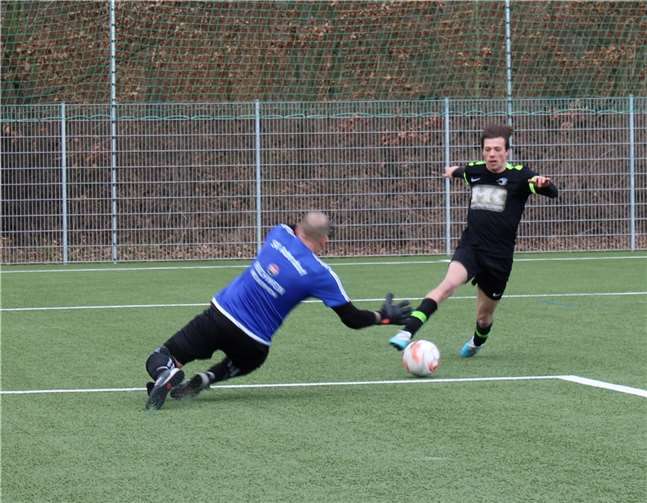 Torwart Volker Ratuschny bei einer Rettungsaktion. Quelle: SV Adendorf