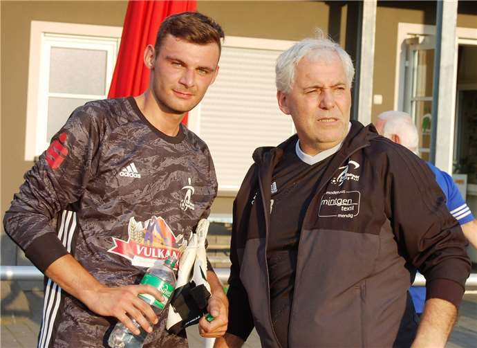 Torwarttrainer Arno Rothbrust (r.) im Gespräch mit Schlussmann Robin Rohr. Der Neuzugang von den Sportfreunden Eisbachtal hielt seinen Kasten bei der Partie in Cochem nach der Pause sauber.