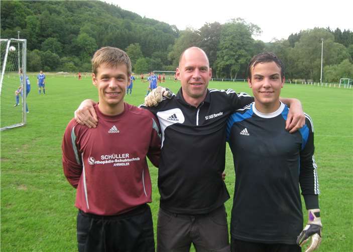 Torwarttrainer Thomas Schmitz mit seinen beiden Schützlingen Marcel Ley (li.) und Philipp Cläsgens (re.).Foto: privat