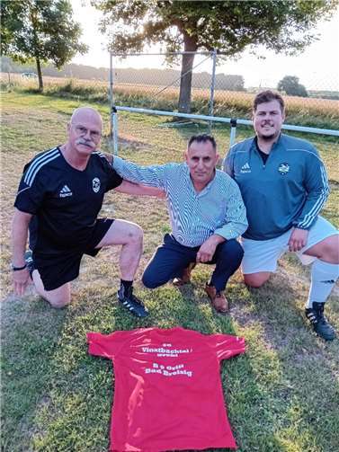 SG im neuen Look Torwarttrainer Ulli Neudeck, Hassan Ibrahim vom B9 Grill und Trainer Lukas Beinfohr bei der Übergabe der Shirts.
