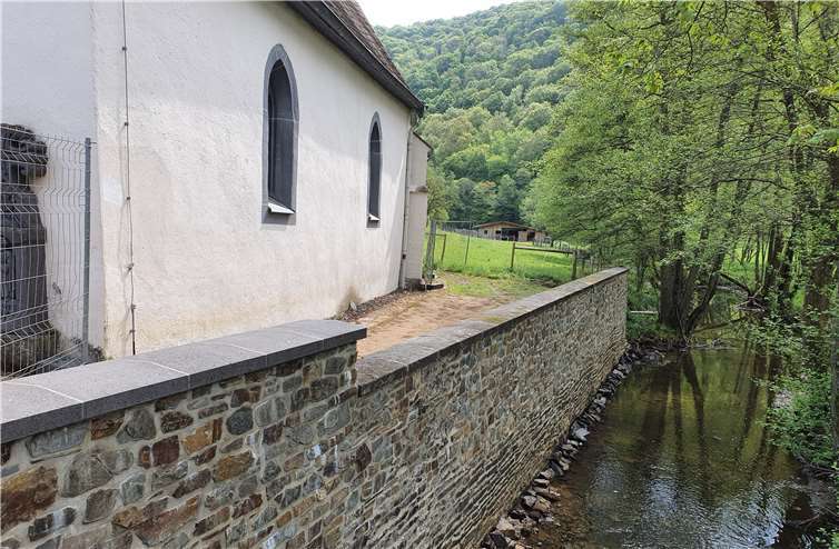 Totalansicht der Mauer vom Nitzbach aus. Foto: privat