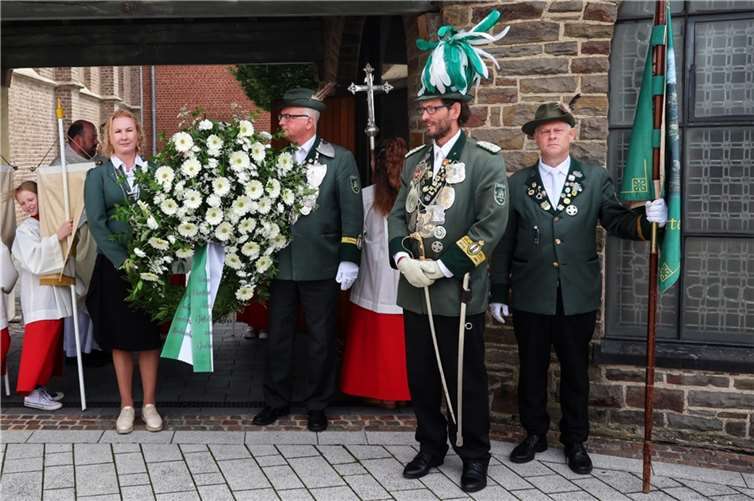 Totengedenken und Kranzniederlegung an der Seitenkapelle.