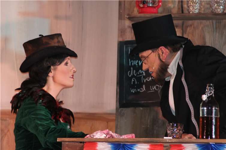 Totengräber Fred trifft auf die skrupellose Chiquita.