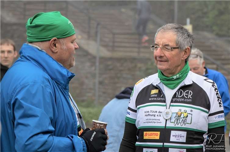 Tour-Teilnehmer Gerhard Keßler (re.) aus Urmitz im Gespräch mit einem Tour-Freund.