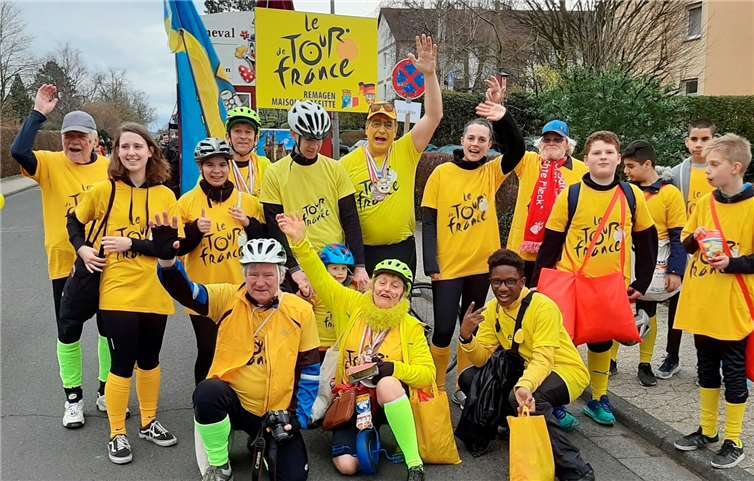 „Tour de France“ beim Remagener Karnevalszug: Das Peloton kurz vor dem Start.Foto: Volker Thehos