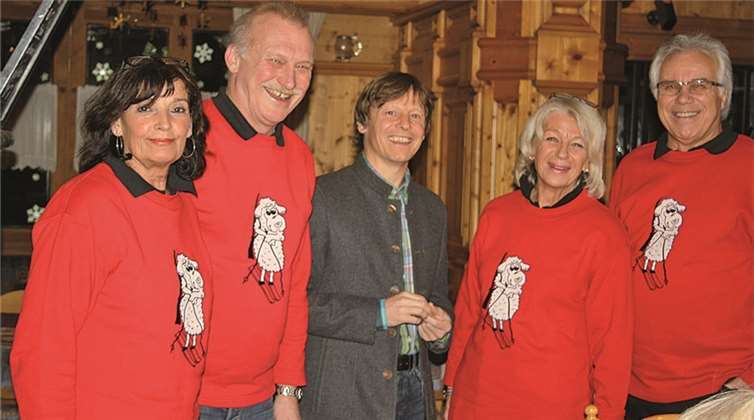Tourismusdirektor Herbert Ringsgwandl zeichnet Edel und Walter Mürtz sowie Gaby und Günter Kleemann für über zehn Besuche in Ruhpolding aus!privat