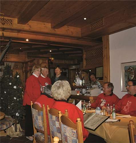 Tourismusdirektor Herbert Ringsgwandl zeichnet Hanne und Friedhelm Kernenbach aus Wachtberg für 30 Besuche in Ruhpolding aus.