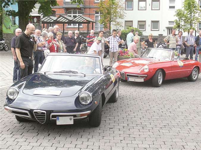 Touristik-Chef Harald Bacher (l.) moderierte die Vorstellung der einzelnen Rallye-Teilnehmer nebst ihren schmucken Karossen.TE