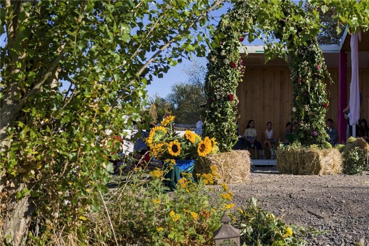 Tradition an Waldorfschulen: Ein Blumenbogen, den die neuen Schülerinnen und Schüler bei ihrem Eintritt in ihren neuen Lebensabschnitt durchschreiten.