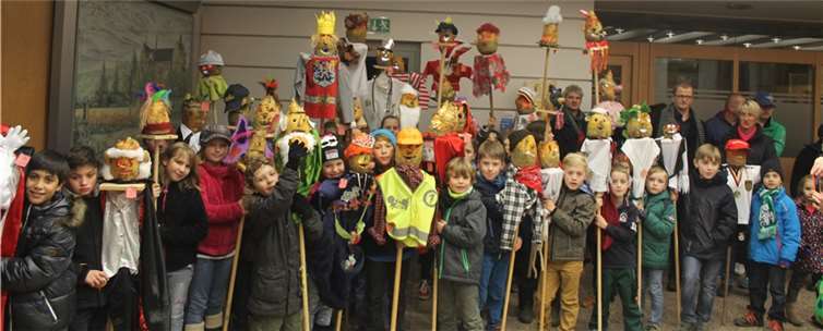 Tradition in Ahrweiler: Die von den Kindern gebastelten Knollekopp-Fackeln. Fotos: rere