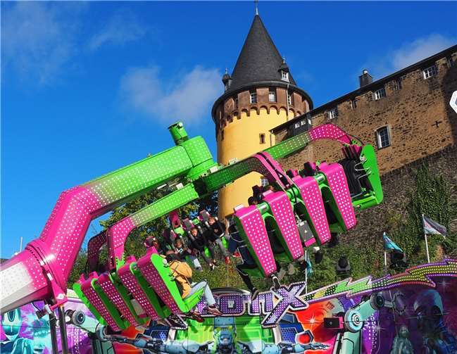 Auch der 618. Lukasmarkt hat seine Anziehungskraft nicht verloren Tradition trifft High-Tech: Das Fahrgeschäft „Robotix“.