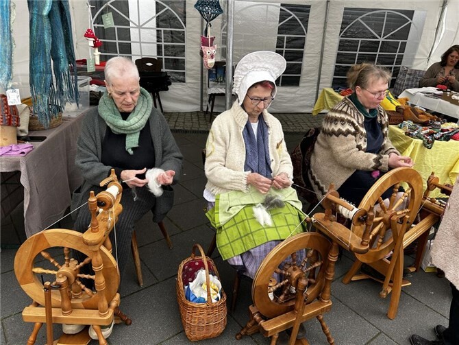 Tradition trifft Innovation: Einblicke in Handwerkskunst beim Markttreiben