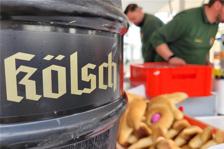 Tradition und Genuss: Kölsch und frisch gebackene Hefeosterhasen gehörten ebenfa...