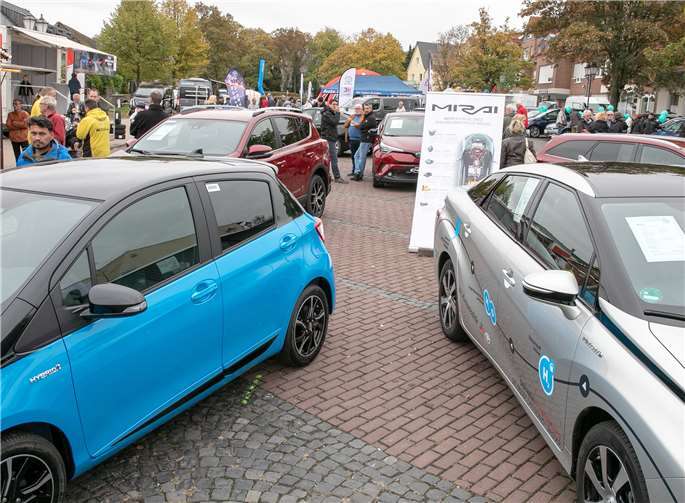 Tradition und Moderne trafen beim Autosonntag in Rheinbachaufeinander, wie hier mit einem Hybridfahrzeug vor dem Wasemer Turm. Fotos: -Jost-