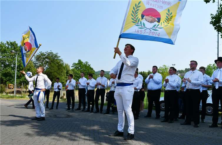 Tradition wird bei den Westumer Junggesellen großgeschrieben: So zeigten beim Festzug am Sonntag die Fähnriche zu Ehren des neuen Schützenkönigs ihr Können. Fotos: RASCH