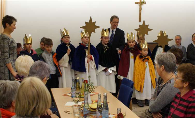 Tradition zu Beginn des Neujahrsempfangs in Mülheimbesuchen die Sternsinger die Veranstaltung im Pfarrheim. Fotos: JS