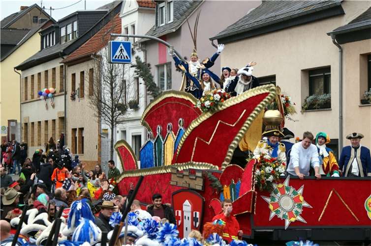 Traditionell am Ende des Umzuges: Der Prinzenwagen mit seiner Tollität Prinz Han...