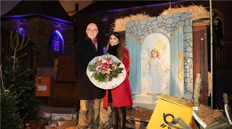 Traditionell auf dem „Zintemaat“ stellte Bürgermeister Bert Spilles die künftige Blütenkönigin Bahar Ülker vor.Foto: CEW