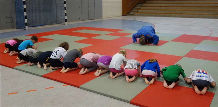 Traditionell beginnt jedes Judotraining mit dem Angrüßen. Fotos: privat