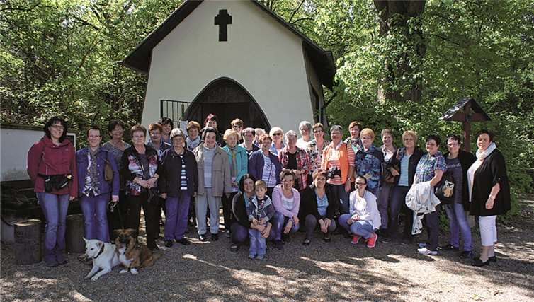 Traditionell beten die Mülheimer Möhnen im Monat Mai für gutes Wetter am nächsten Schwerdonnerstags-Umzug. GH