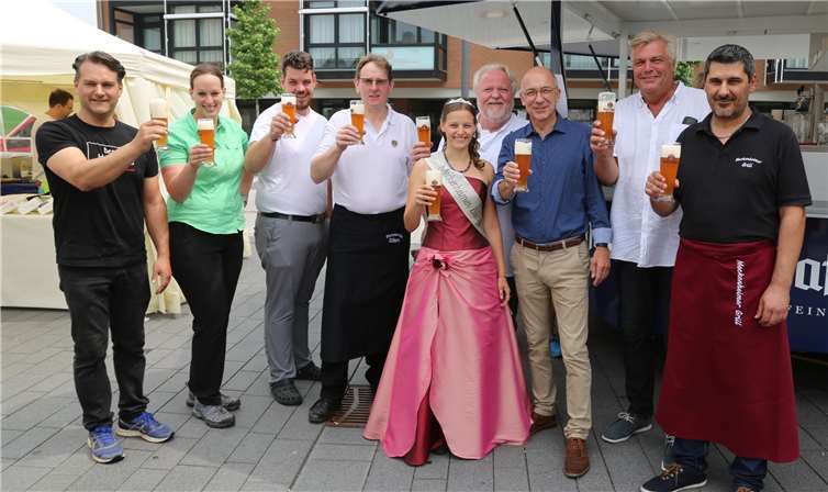 Traditionell das erste Bier zur Eröffnung der Culinaria: Bürgermeister Bert Spilles und Blütenkönigin Anna Mahnig mit den beteiligten Gastronomen.StF