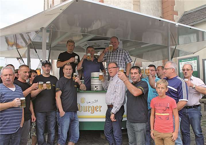 Traditionell eröffneten die „Alten Herren Münstermaifeld“, unterstützt durch den Stadtbürgermeister Robert Müller (7.v.r.), am Freitagabend die Münstermaifelder Kirmes. LP