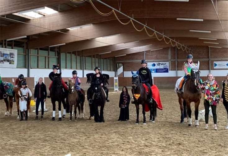 Traditionell fanden sich wieder zahlreiche junge Damen im Reitstall der Familie Dahl ein.Fotos: privat