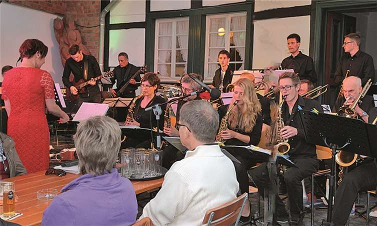 Traditionell gestaltet die Sunny-Side-Bigband der Musikschule den ersten Abend von „Kultur im Hof.“STEIN