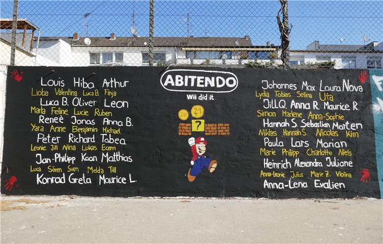 Traditionell gestalteten die scheidenden Schüler ein Wandstück auf dem Schulhof ihres Eichendorff-Gymnasiums. Abitendo – ein Ansporn an die nächsten Jahrgänge, einen guten Abschluss hinzulegen. Foto: Hansjörg Schütz