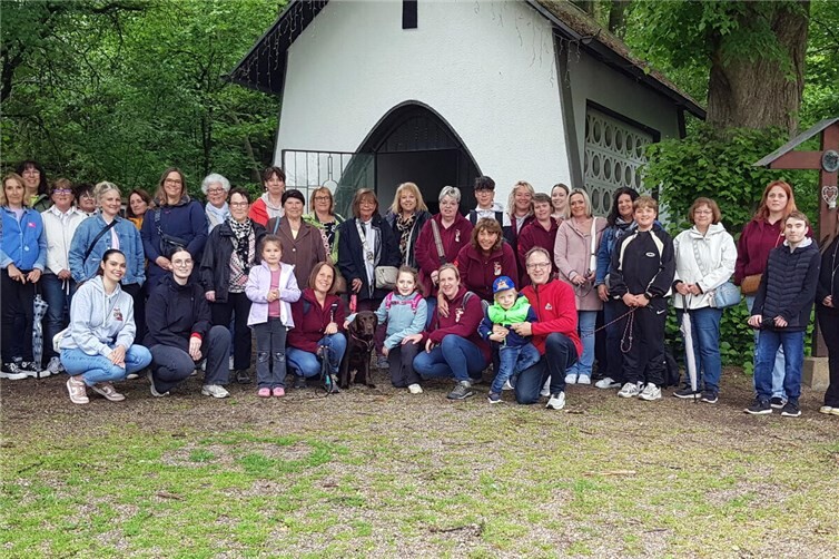 Traditionell im Mai wandern die Mülheimer Möhnen zur Bergkapelle - im Gepäck haben sie neben guter Laune auch ein besonderes Anliegen: Gutes Wetter am Schwerdonnerstag.