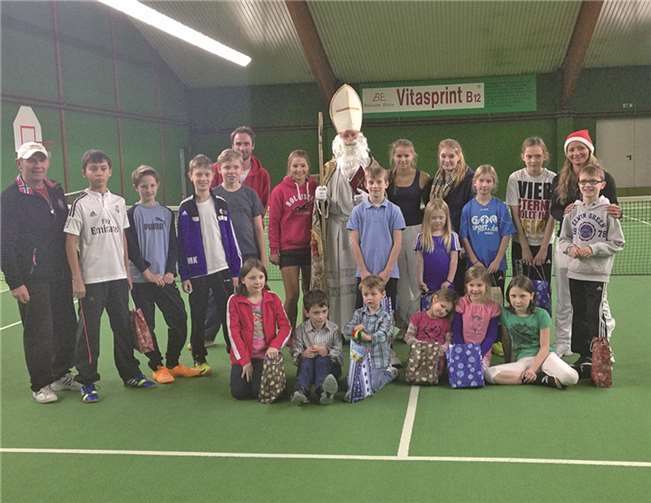 Traditionell kam der Nikolaus vorbei und beschenkte die Tenniskinder des TC Bad Breisig. privat