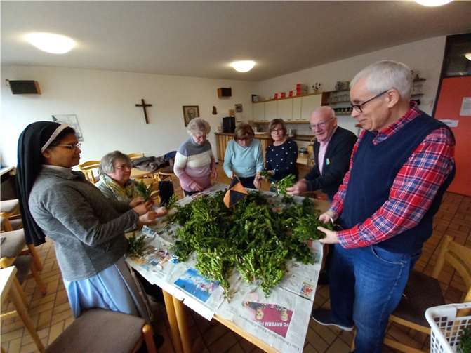 Traditionell organisierte die Matthiaser Kolpingsfamilie 1860 Neuwied nun schon zum fünftem Mal frische Palmzweige für Hilfsprojekte.  Foto: privat