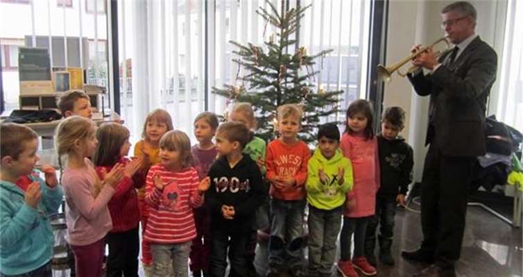 Traditionell packte Herr Unkel wieder seine Trompete aus und begleitete die Kinder beim Singen.privat