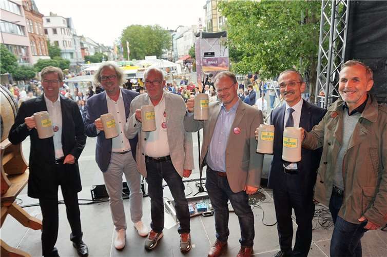 Traditionell pünktlich um 17 Uhr am Donnerstagnachmittag eröffnete OB Jan Einig mit den Sponsoren das 41. Deichstadtfest.