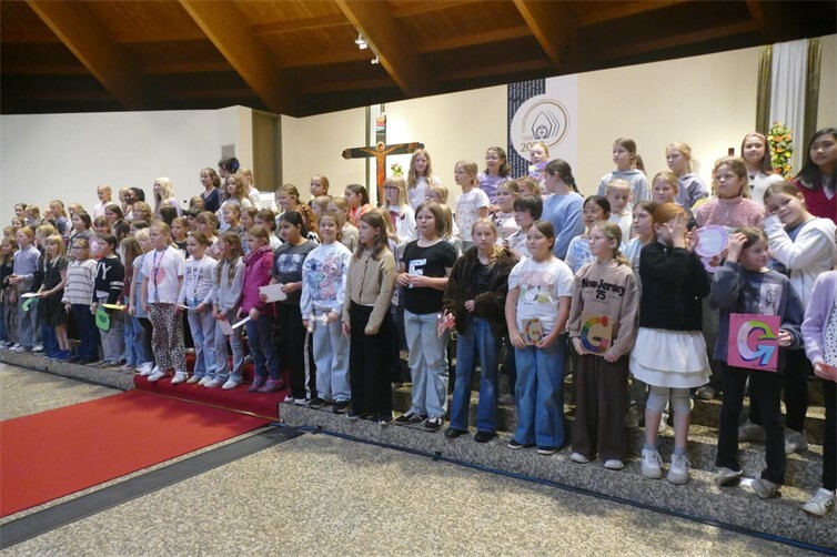 Traditionell stellten sich die neuen „Fünferinnen“ musikalisch vor.