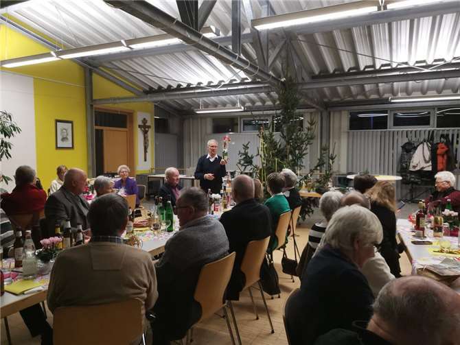 Traditionell traf man sich an Silvester 2024 im Gladbacher Pfarrheim zur Silvesterfeier mit Christbaumversteigerung. Foto: privat