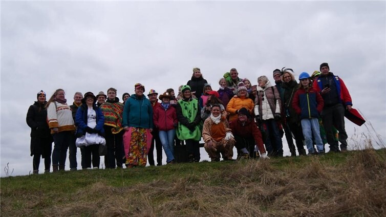Traditionell wandert die Karnevalsgruppe am Fastnachtssonntag zur Wagenbauhalle auf dem Fressenhof.