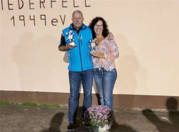 Traditionell werden beim Saisonabschluss die Vereinsmeister geehrt: In diesem Jahr konnten sich Christiane Loch und Dieter BieHl über die Pokale freuen.