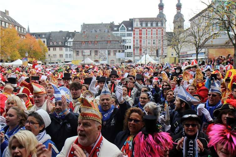 Traditionell wird der 11.11. gemeinsam mit tausenden Narren gefeiert, wie hier 2019. In diesem Jahr hat sich der AKK eine Corona-konforme Alternative überlegt. Foto: Archivbild AKK