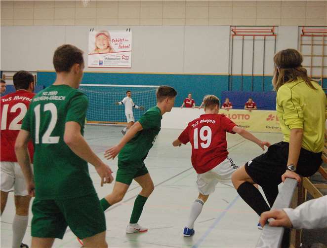 Traditionell wird in Mendig mit Bande gespielt. Da musste Schiedsrichterin Helena Euskirchen schon mal in Deckung gehen.SK