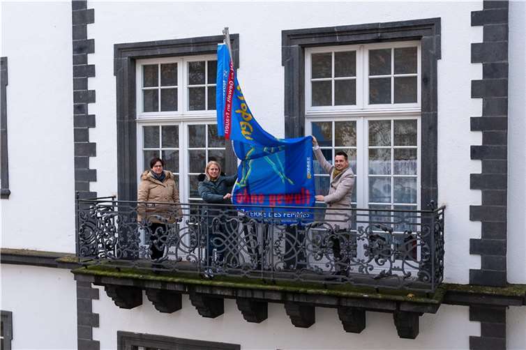 Traditionell wurde am Rathaus von Oberbürgermeister David Langner die Fahne von Terre des Femmes gehisst.Foto: privat