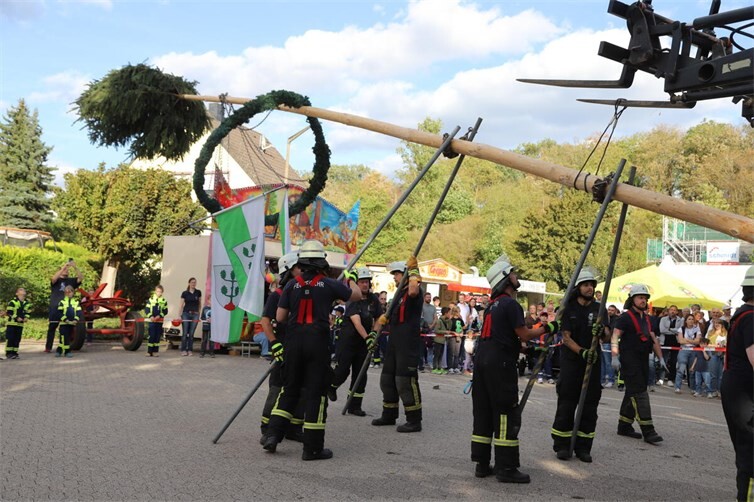 Traditionell wurde der Kirmesbaum von der Freiwilligen Feuerwehr Eich aufgestellt.Fotos: WAMFO.DE