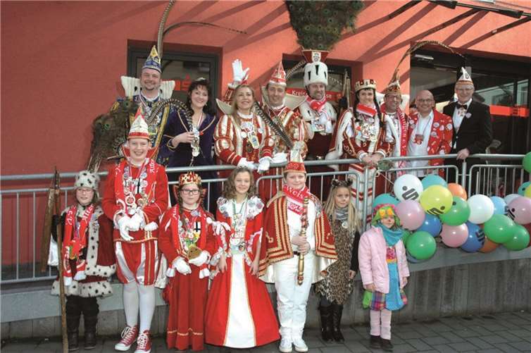 Traditionell wurden die Tollitäten der Verbandsgemeinde Altenahr von Sparkassendirektor Dieter Zimmermann, Marktbereichsleiter Christoph Frings und den Mitarbeitern empfangen. UM