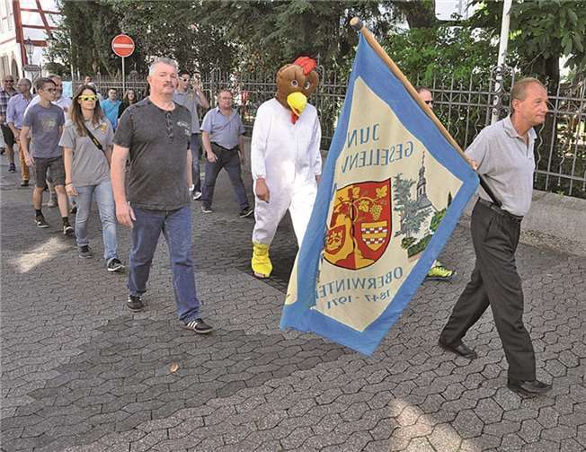 Traditionell zogen die Junggesellen in einem Festzug durch den Hafenort. AB