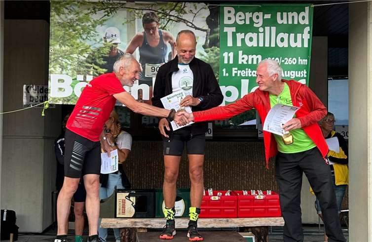 Traditionelle Kuhglocken gab es für alle Platzierten beim 5. Bärenkopplauf des VfL Waldbreitbach. Zum zweiten Mal nach 2024 auf dem Podium stand Jörg Dittrich (LT Puderbach) der den 3. Pl. belegte. V.l.n.r.: 2. Eule Frings (Selbstläufer Altenahr), 1. Chris Fröhlich (RT Bad Ems),3. Jörg Dittrich (LT Puderbach). Foto: Jendrik Graß