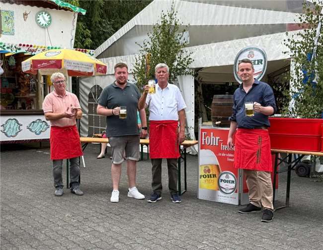 Traditioneller Fassanstich: Frank Fohr, Helmut Lamp und Robin Mintel eröffnen offiziell die Jubiläumskirmes.  Foto: Robin Mintel