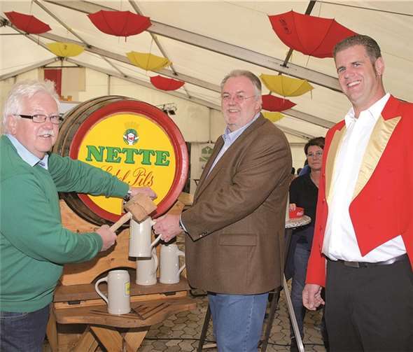 Traditioneller Fassanstich mit Stadtbürgermeister Gerd Heim, Manfred Schuth und Mirco Hauschild. (v.l.). -US-